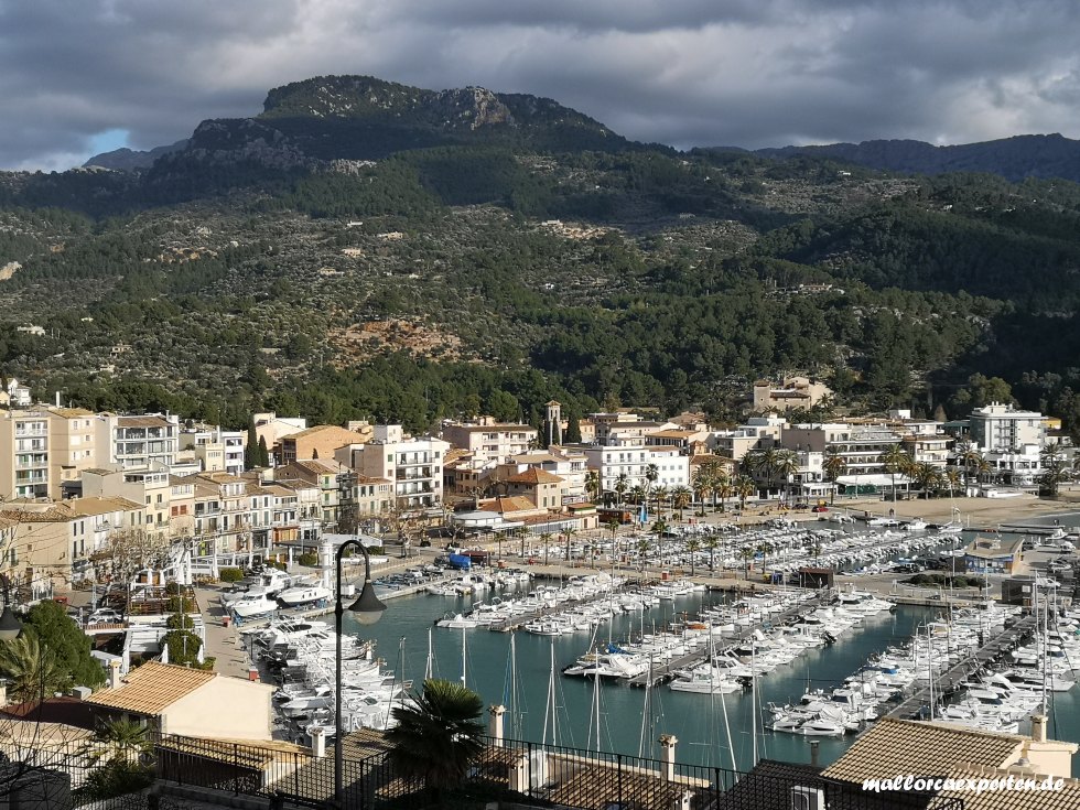 Sóller auf Mallorca eine zauberhafte Stadt mit Bergpanorama