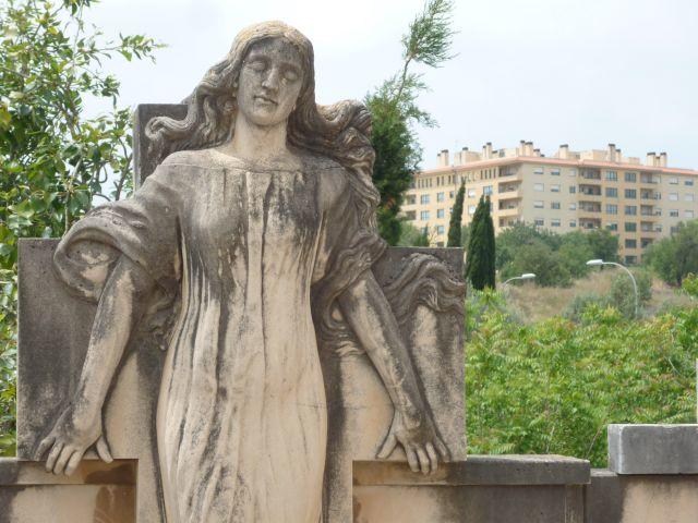 Frauenskulptur Friedhof Palma